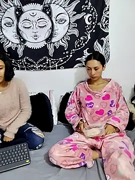 Snapshot of abby_n_emily chatting on July 1, 1:34 pm abby n emily online show from July 1, 1:34 pm