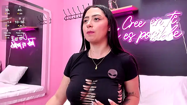 Snapshot of JuliethCruz_ chatting on December 14, 3:17 pm JuliethCruz online show from December 14, 3:17 pm