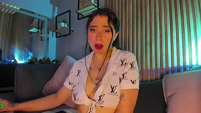 Snapshot of JuliethCruz_ chatting on June 18, 7:29 pm JuliethCruz online show from June 18, 7:29 pm