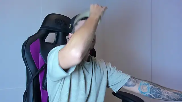 Snapshot of Mike_montoya01 chatting on December 5, 12:25 pm Mike montoya01 online show from December 5, 12:25 pm