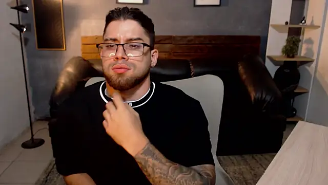 Snapshot of Mike_montoya01 chatting on July 10, 12:37 am Mike montoya01 online show from July 10, 12:37 am