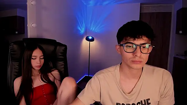 Snapshot of Mikeyvioleta_ chatting on December 4, 4:44 am Mikeyvioleta online show from December 4, 4:44 am