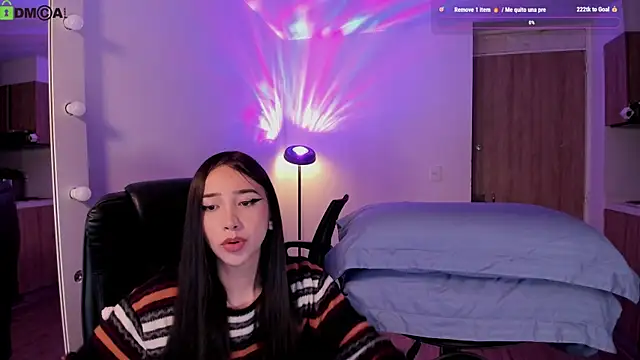 Snapshot of Mikeyvioleta_ chatting on May 8, 9:25 am Mikeyvioleta online show from May 8, 9:25 am