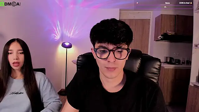 Snapshot of Mikeyvioleta_ chatting on May 18, 12:11 pm Mikeyvioleta online show from May 18, 12:11 pm