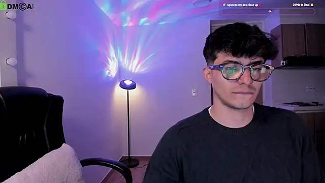 Snapshot of Mikeyvioleta_ chatting on May 31, 4:09 am Mikeyvioleta online show from May 31, 4:09 am