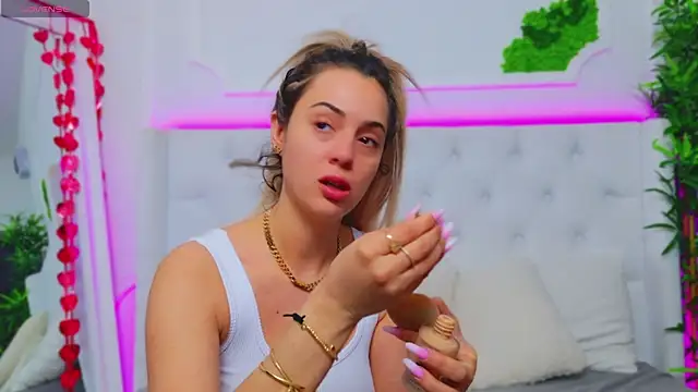 Snapshot of AriannaSins chatting on March 22, 5:39 am AriannaSins online show from March 22, 5:39 am