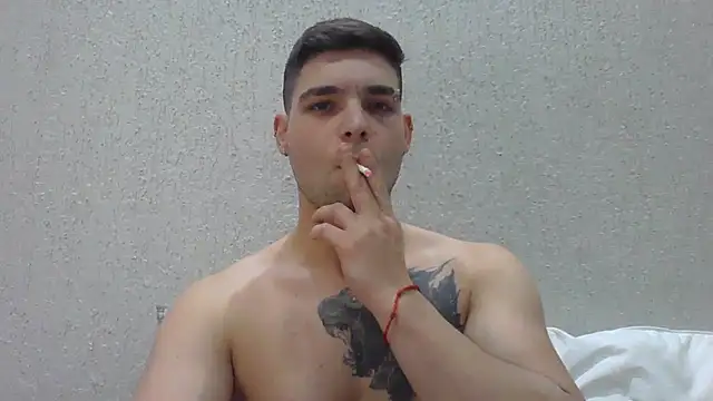 Snapshot of Zure-xxx chatting on June 24, 12:31 am Zure-xxx online show from June 24, 12:31 am
