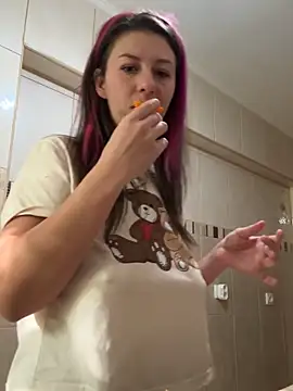 Snapshot of CrazyInTwo chatting on October 19, 1:12 pm CrazyInTwo online show from October 19, 1:12 pm