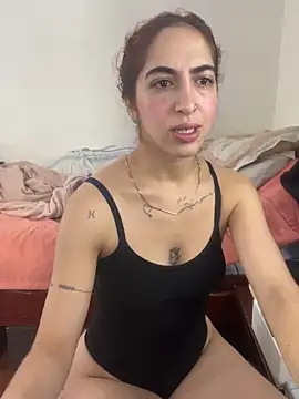 Snapshot of MariamGray1 chatting on May 27, 10:01 am MariamGray1 online show from May 27, 10:01 am