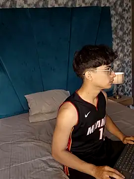 Aaron Eze online show from February 20, 9:04 pm