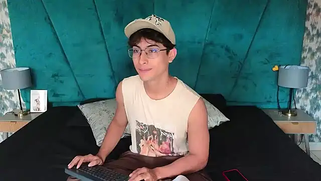 Snapshot of Aaron_Eze chatting on May 7, 5:40 pm Aaron Eze online show from May 7, 5:40 pm