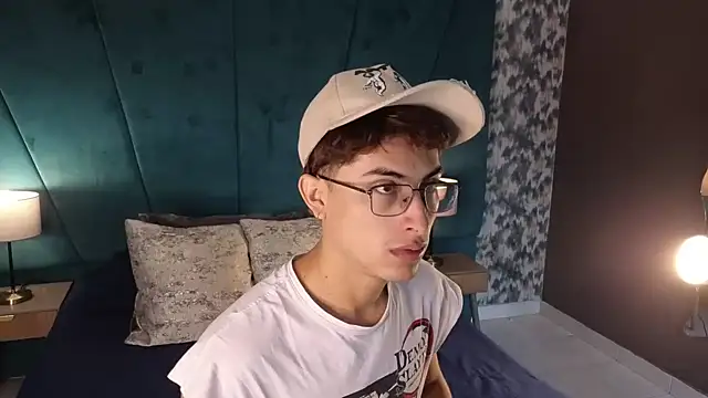Snapshot of Aaron_Eze chatting on June 23, 12:47 pm Aaron Eze online show from June 23, 12:47 pm