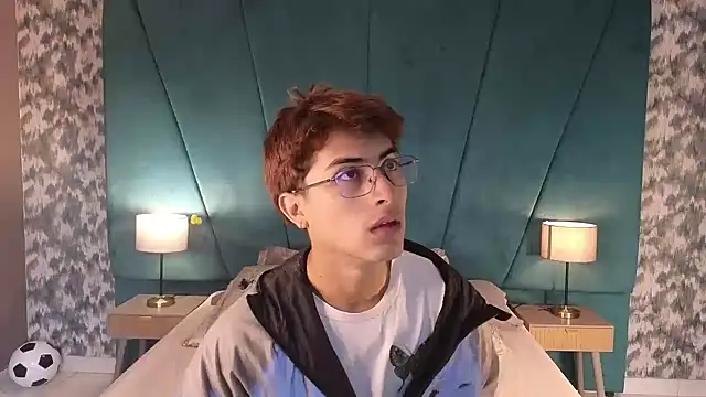 Snapshot of Aaron_Eze chatting on July 12, 12:07 pm Aaron Eze online show from July 12, 12:07 pm