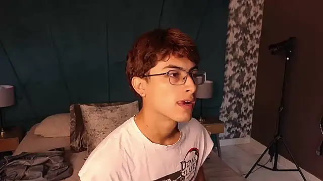 Snapshot of Aaron_Eze chatting on July 16, 12:33 pm Aaron Eze online show from July 16, 12:33 pm