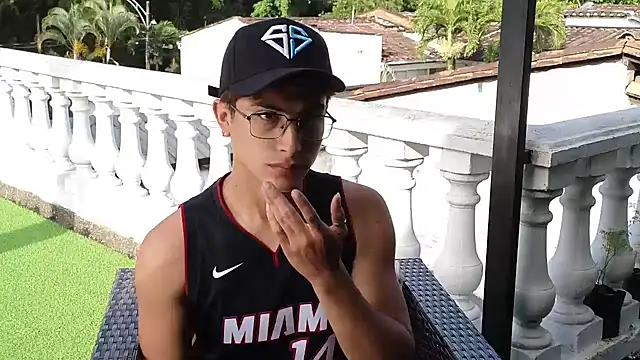 Snapshot of Aaron_Eze chatting on July 21, 1:02 pm Aaron Eze online show from July 21, 1:02 pm