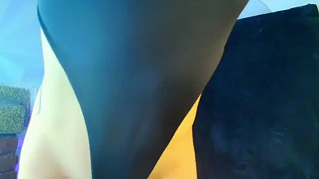 LiliBundy online show from October 25, 4:20 am