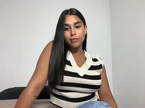 Snapshot of sofialaurentxoxo chatting on October 16, 12:22 am sofialaurentxoxo online show from October 16, 12:22 am