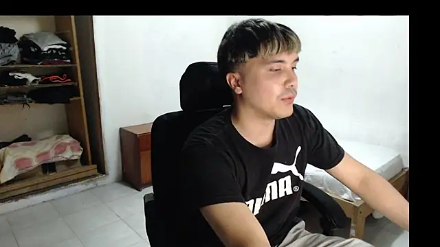 Snapshot of CuteAlexBoy chatting on December 18, 4:24 pm CuteAlexBoy online show from December 18, 4:24 pm