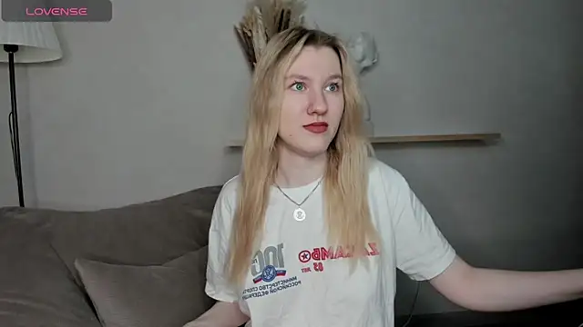 LinaRayy online show from December 2, 8:08 am