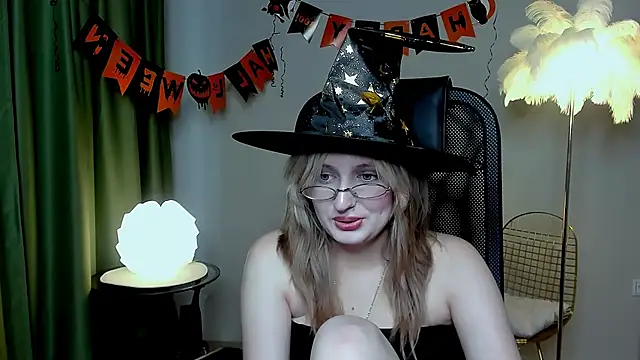 Snapshot of ScarlettScril chatting on October 24, 9:17 am ScarlettScril online show from October 24, 9:17 am