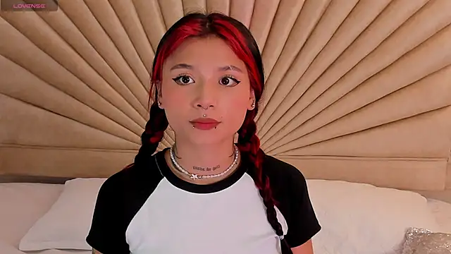 Snapshot of Emma_duff chatting on December 2, 11:48 am Emma duff online show from December 2, 11:48 am