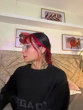 Snapshot of Emma_duff chatting on June 14, 11:45 am Emma duff online show from June 14, 11:45 am