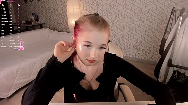 Snapshot of NayaValen chatting on December 16, 3:44 am NayaValen online show from December 16, 3:44 am