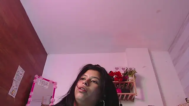Snapshot of petite_coral chatting on May 24, 12:48 am petite coral online show from May 24, 12:48 am