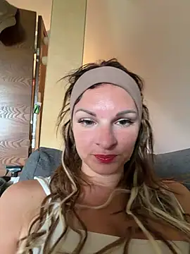 Snapshot of kinkysarahx chatting on May 17, 8:12 am kinkysarahx online show from May 17, 8:12 am