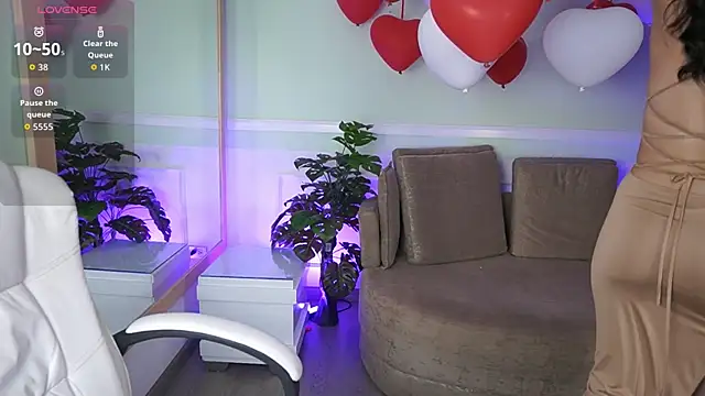 EmilyTurneer online show from February 21, 7:04 pm