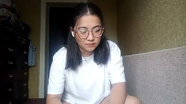 LinneaHyles online show from November 5, 4:01 am