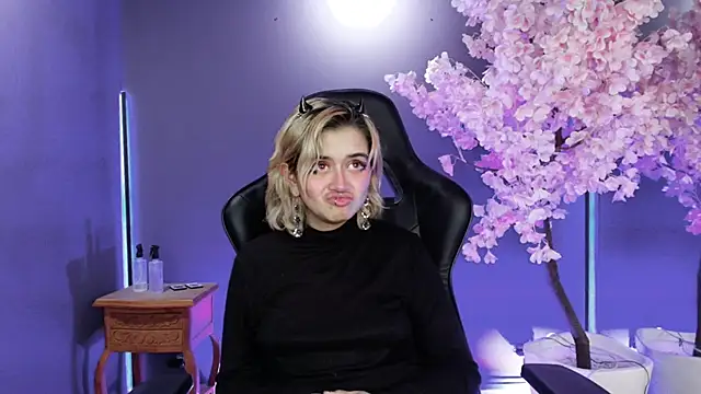 Snapshot of Navier__ chatting on November 11, 8:42 pm Navier online show from November 11, 8:42 pm