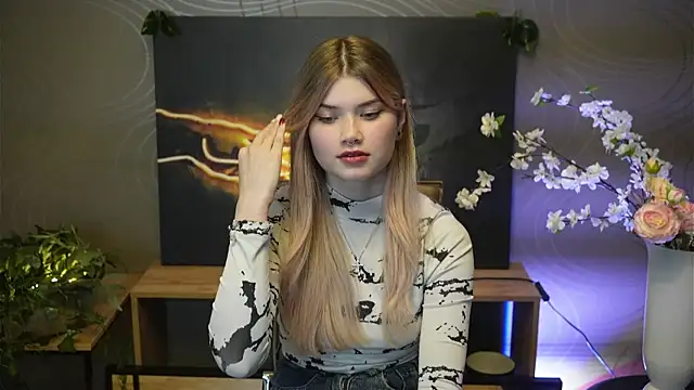 Snapshot of EloisKristy chatting on October 18, 7:09 am EloisKristy online show from October 18, 7:09 am