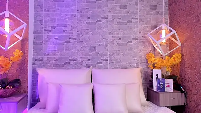 Catalina-Thompson online show from November 11, 12:05 pm