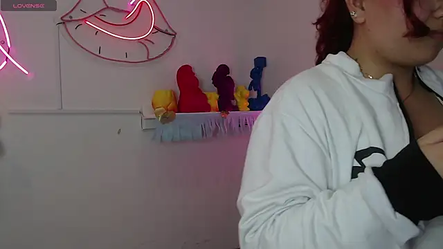 littlee red online show from November 6, 9:15 pm