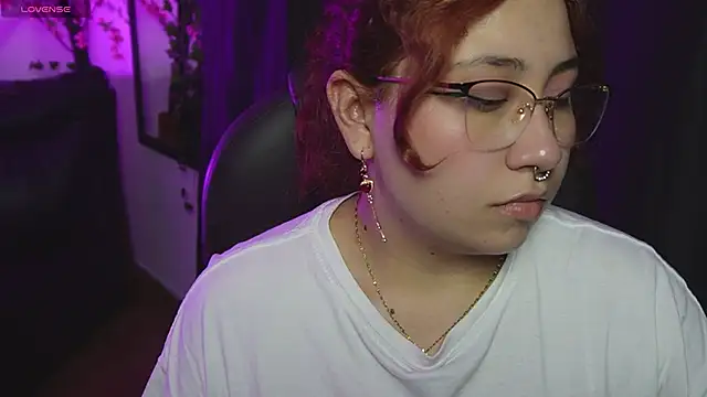 Snapshot of littlee_red chatting on May 5, 10:29 pm littlee red online show from May 5, 10:29 pm