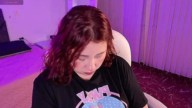 Snapshot of littlee_red chatting on May 26, 8:27 pm littlee red online show from May 26, 8:27 pm