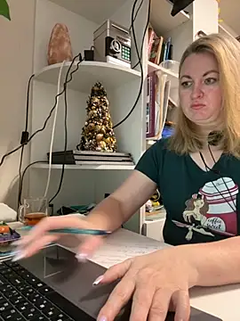 Snapshot of Amelia-Diamond chatting on December 3, 12:25 pm Amelia-Diamond online show from December 3, 12:25 pm