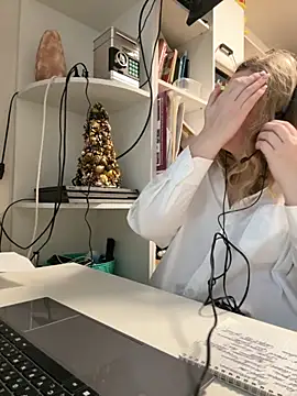 Snapshot of Amelia-Diamond chatting on December 4, 7:17 am Amelia-Diamond online show from December 4, 7:17 am