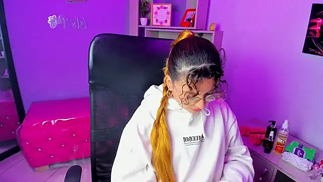 Snapshot of EmiliRouse_ chatting on November 22, 1:48 am EmiliRouse online show from November 22, 1:48 am