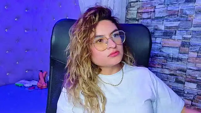 Snapshot of EmiliRouse_ chatting on December 14, 2:50 am EmiliRouse online show from December 14, 2:50 am