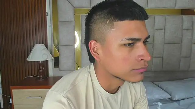 Emiliano Reyes online show from December 4, 2:43 am