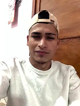 Snapshot of Emiliano_Reyes chatting on June 3, 1:52 am Emiliano Reyes online show from June 3, 1:52 am