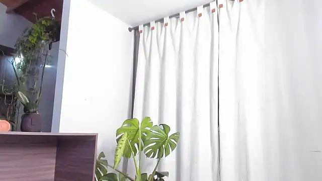 Snapshot of valeriahornier chatting on May 7, 11:43 pm valeriahornier online show from May 7, 11:43 pm