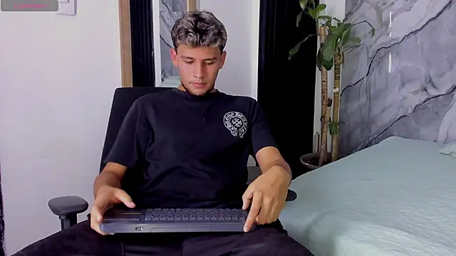 Snapshot of Alan-Smith1 chatting on November 7, 7:47 pm Alan-Smith1 online show from November 7, 7:47 pm