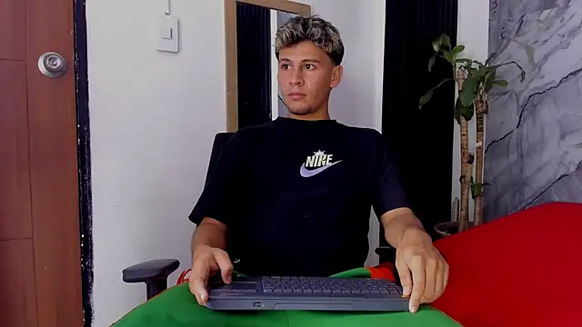 Snapshot of Alan-Smith1 chatting on November 11, 7:36 pm Alan-Smith1 online show from November 11, 7:36 pm