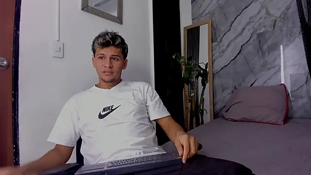 Snapshot of Alan-Smith1 chatting on November 14, 7:34 pm Alan-Smith1 online show from November 14, 7:34 pm