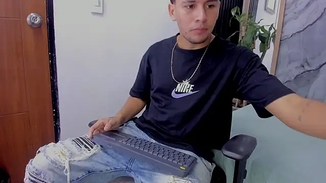 Snapshot of Alan-Smith1 chatting on November 15, 7:43 pm Alan-Smith1 online show from November 15, 7:43 pm