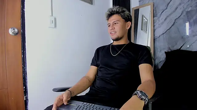 Snapshot of Alan-Smith1 chatting on November 26, 8:10 pm Alan-Smith1 online show from November 26, 8:10 pm