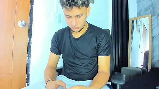 Snapshot of Alan-Smith1 chatting on December 4, 9:01 pm Alan-Smith1 online show from December 4, 9:01 pm